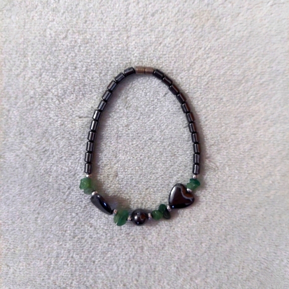 Black metallic heart bracelet with dark green gems. - Picture 1 of 2